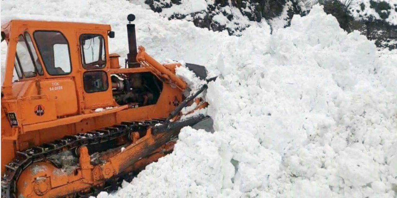 6 köye ulaşım sağlayan karayoluna çığ düştü